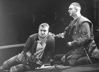 Sergej Ljadov jako umrajc Tristan a Ulf Paulsen coby vrn Kurvenal v Nrodnm divadle v Praze