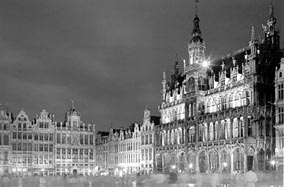 Brusel, jeho Velk nmst zachycuje fotografie v nonm osvtlen le na jazykov hranici mezi Valony a Vlmy