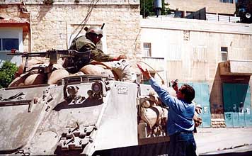 Duben 2001. Jaromr Janev v Betlm v dob, kdy ve mst panoval vjimen stav a v bazilice narozen pn se ukrvali palestint ozbrojenci