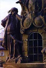 Ferdinand Maxmilin Brokoff vytvel dynamick postavy s pirozen rozevltmi aty a zrove dval vyniknout krse lidskho tla. Ml oblibu v exotickch postavch, socha Turka (v souso trinit a sv. Ivana) je jednou z nejznmjch postav Karlova mostu