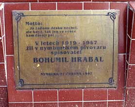 Pn Bohumila Hrabala se splnilo: na zdi pivovaru v Nymburku vis tato pamtn deska