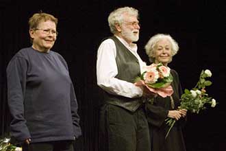 Jana Drbohlavov a Kvta Fialov s americkm dramatikem Mayo Simonem na esk premie jeho hry Nvod na peit
