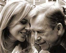 Vclav Havel (na snmku s manelkou Dagmar) se vymyk bn podob politika, kter se vyjaduje v nacviench floskulch