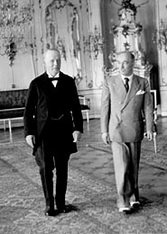 Prezident Bene jedn s lordem Runcimanem na Praskm hrad. 4. srpna 1938