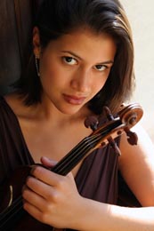 Mexicko-americk houslistka Elena Uriosteov si na festivalu v Sionu zahrla i letos