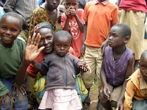 Lid vyhnan ze svch domov bhem nsilnost v Keni v uprchlickm tboe ve vesnici Ekerenyo