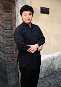 Daishin Kashimoto je ovlivnn japonskou, americkou i evropskou kulturou. Koncertnm mistrem Berlnskch filharmonik se stal v devtadvaceti letech