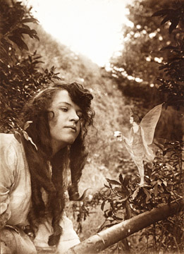Elsie Wrightov a Frances Griffithsov: Vla podv Iris kvtiny (1916). Na autenticit snmku, kter ml doloit existenci nadpirozench bytost, trval i Sir Arthur Conan Doyle.
