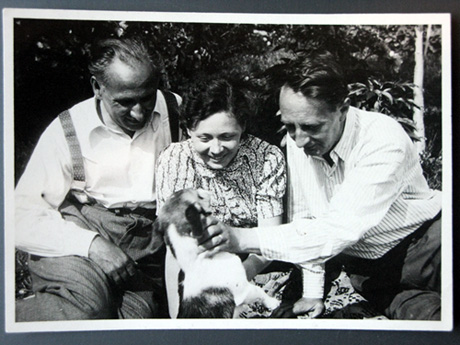 Bohuslav Martin (vpravo) na nvtv u Kaprl ve Tech Studnch v roce 1938 o przdninch. Na fotu t Vclav Kaprl, Vtzslava a oteek.