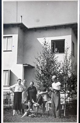 Skupinov foto ped Kaprlovic vilou, Vtzslava sed na zemi, matka prvn zleva, 1936