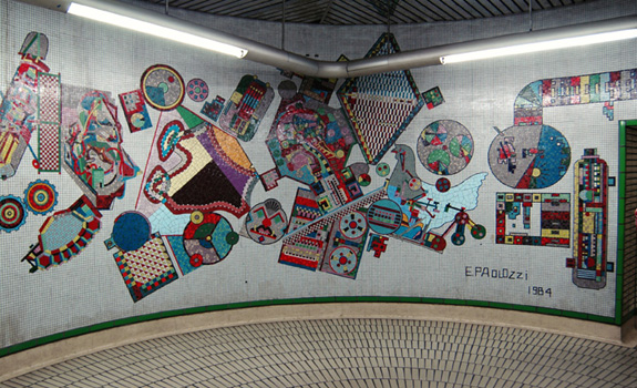 Mozaika britskho vtvarnka Eduarda Paolozziho ve stanici Tottenham Court Road