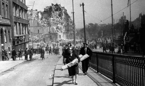 Bhem ptiminutovho nletu 14. nora 1945 shodily bombardry na Prahu asi dv st padest pum. Zemelo 701 lid a 1184 jich bylo zranno. Zcela znieno bylo 93 dom, 190 pokozeno tce a 1500 lehce.