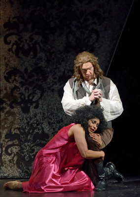 Morenike Fadayomi (Renata) a Ulf Paulsen (Ruprecht) v ostravskm nastudovn opery Sergeje Prokofjeva