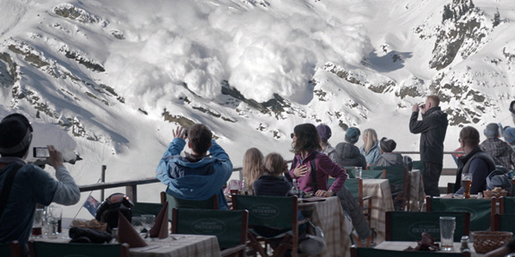 Krizov okamik filmu nastane ve chvli, kdy se k hotelov vyhldce v Alpch pit lavina...