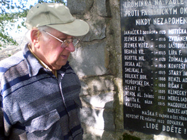 Karel Janek u pomnku obt dreckho krvavho finle v kvtnu 1945. Parte pozabjench oban ze Sobova a okol.