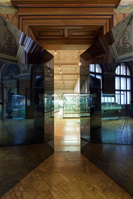 Vclav Cigler, Michal Motyka: Brna, pokoven tabulov sklo, kov (260 x 320 x 260 cm)