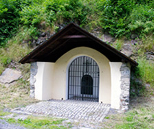 Kaple U tajnho trpen nedaleko Javornku je pipomnkou ticetilet vlky
