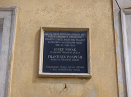 Pamtn deska na budov poty ve Vidnav upomn na tragdii ze z 1938