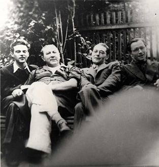 U Vtzslava Nezvala na zahrad v brnnskch aboveskch, zleva: Ivan Blatn, Vtzslav Nezval, Jindich Chalupeck a Ji Kol